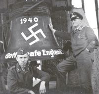12. Duitse soldaten bij een kerkklok tijdens de tweede wereldoorlog.