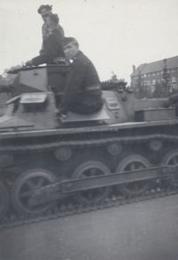2. Een Duitse panzer op het van Baerleplantsoen in Dordrecht