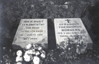 De Nederlandse oorlogsgraven van onbekende soldaat en de soldaat Burgers.