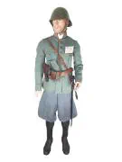 Een eerste luitenant van het Korps Pontonniers en Torpedisten. Hij draagt het M25 holster met patroonmagazijntasje en de Klewang.