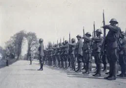 Militairen van het dekkingsdetachement Willemsdorp presenteren het geweer in Willemsdorp tijdens de mobilisatie.