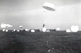 Duitse parachutisten landen bij Moerdijk.