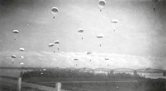 Duitse parachutisten landen bij Moerdijk.