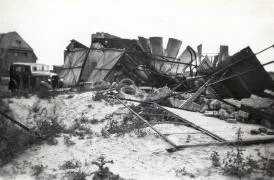 De restanten van het barrakkenkamp Willemsdorp na de gevechten van mei 1940.