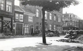 Nederlandse barricade bij de Singel-Spuiweg in mei 1940 in Dordrecht.