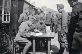 Het soldij wordt betaald bij het barakkenkamp in Willemsdorp tijdens de mobilisatie.
