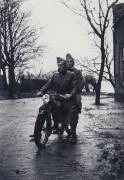 Op de motorfiets in willemsdorp tijdens de mobilisatie.