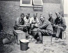 Militairen van het dekkingsdetachement Willemsdorp schillen aardappels.