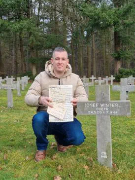De auteur bij het graf van Josef Winterl op de Duitse militaire begraafplaats in Ysselsteyn