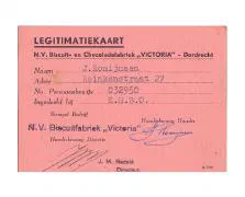 Een legitimatiekaart van Johannes Romijnsen voor de Victoriakoekjesfabriek. Zijn persoonsbewijs nummer staat erop.