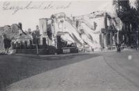 9. De hoek Rozenhof, Hoge Bakstraat vernietigd door de gevechten in mei 1940 thumbnail