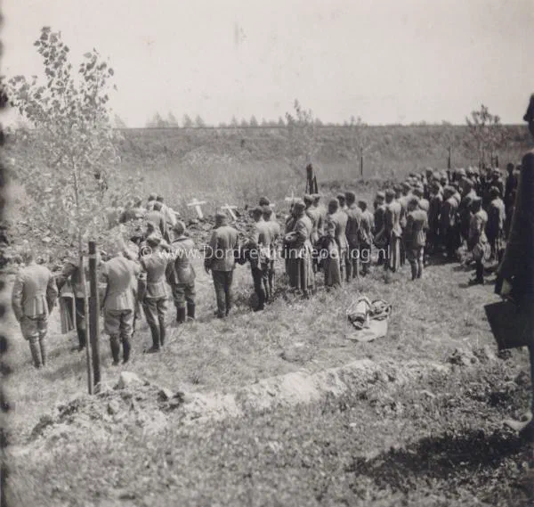 29. Nederlandse krijgsgevangenen brengen een eregroet bij de graven van hun gesneuvelde kameraden bij de Tweede Tol in mei 1940. image