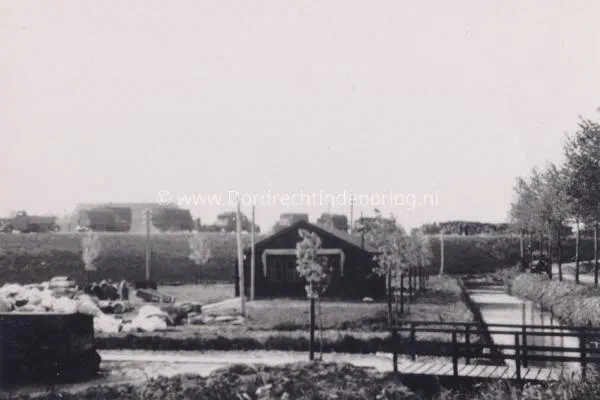 30. Nederlandse barak van het barakkenkamp bij de Tweede Tol in mei 1940. image