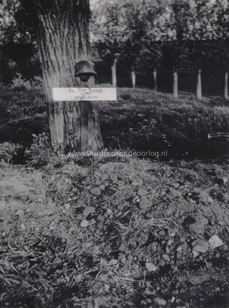2. Het veldgraf van parachutist Karl Jarosch in Wielwijk tijdens de meidagen image