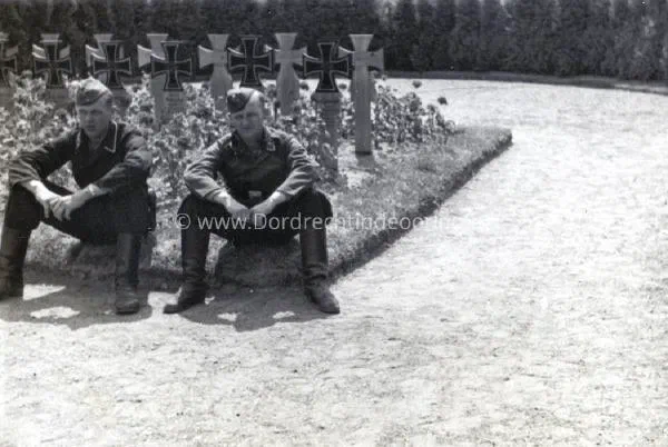  Duitse soldaten bij de oorlogsgraven op de Algemene Begraafplaats in Dordrecht image