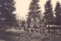 Een Duitse soldaat bezichtigt Duitse graven op de Algemene Begraafplaats in Dordrecht thumbnail