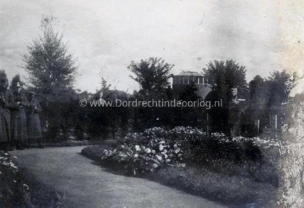 Duitse soldaten op de Algemene begraafplaats in Dordrecht image