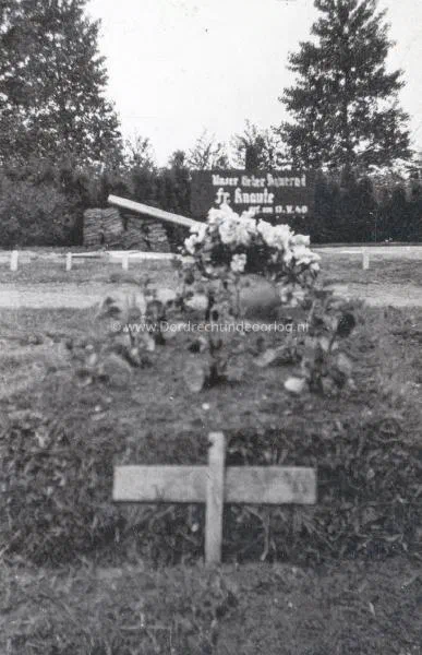  Vers gedolven graf van gefreiter Knaute image