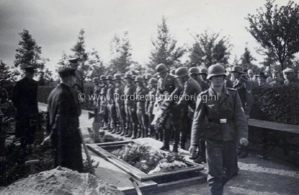  Een Duitse begrafenis op de Algemene Begraafplaats in Dordrecht tijdens de tweede wereldoorlog  image