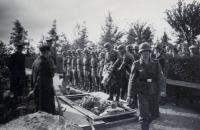 Een Duitse begrafenis op de Algemene Begraafplaats in Dordrecht tijdens de tweede wereldoorlog thumbnail