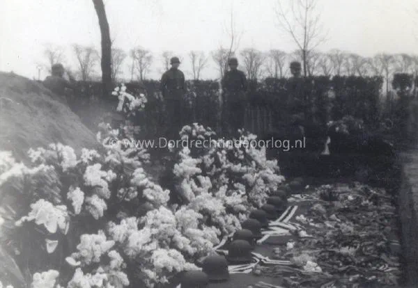  Friedrich Herzinger - Op de algemene begraafplaats met General Erich Höcker image