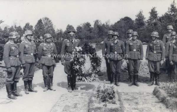  Kranslegging op de Algemene Begraafplaats in Dordrecht in mei 1940 door een Duitse officier image