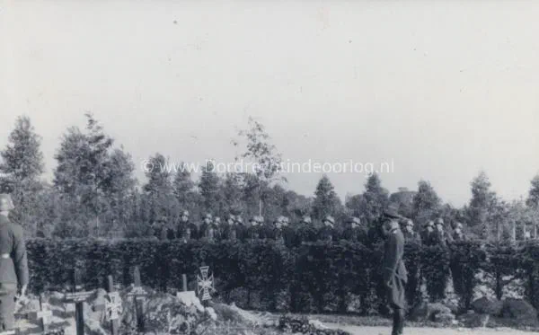 Duits eerbetoon aan de gesneuvelden van mei 1940 op de Algemene Begraafplaats in Dordrecht image