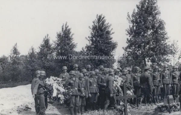  Duitse militairen brengen een eerbetoon aan de gevallen op de Algemene Begraafplaats in Dordrecht in mei 1940 image