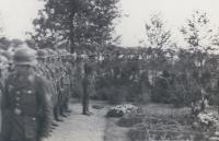 Een Duitse officier brengt een laatste groet aan de Duitse gevallenen op de Algemene Begraafplaats in mei 1940 thumbnail