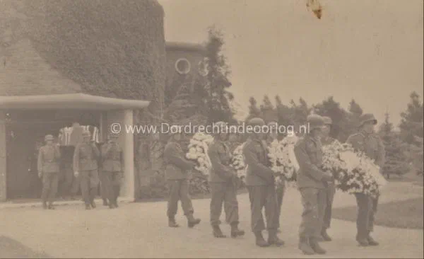  Duitse begrafenis op de Algeme Begraaflplaats in Dordrecht tijdens de tweede wereldoorlog 326 image