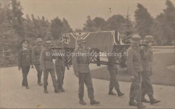  Duitse begrafenis op de Algeme Begraaflplaats in Dordrecht tijdens de tweede wereldoorlog 327 image