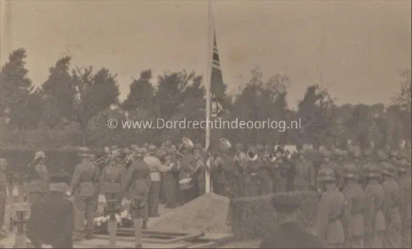  Duitse begrafenis op de Algeme Begraaflplaats in Dordrecht tijdens de tweede wereldoorlog 328 image