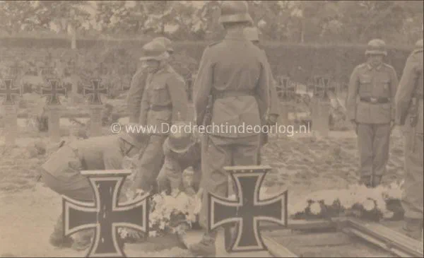  Duitse begrafenis op de Algeme Begraaflplaats in Dordrecht tijdens de tweede wereldoorlog 330 image