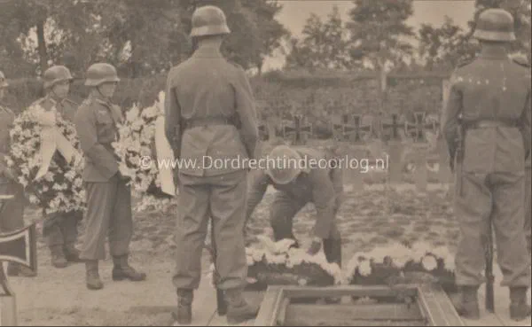 Duitse begrafenis op de Algeme Begraaflplaats in Dordrecht tijdens de tweede wereldoorlog 331 image