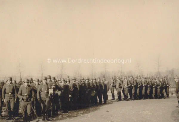  Duitse militaire begraafplaats op de algemene begraafplaats in Dordrecht tijdens de tweede wereldoorlog  image