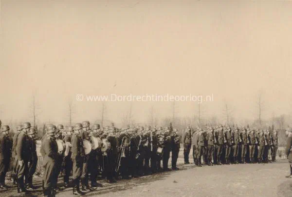 Duitse militaire begraafplaats op de algemene begraafplaats in Dordrecht tijdens de tweede wereldoorlog image