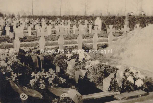  Duitse militaire begraafplaats op de algemene begraafplaats in Dordrecht tijdens de tweede wereldoorlog  image