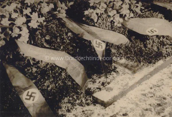  Duitse militaire begraafplaats op de algemene begraafplaats in Dordrecht tijdens de tweede wereldoorlog  image