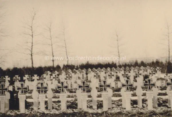  Duitse militaire begraafplaats op de algemene begraafplaats in Dordrecht tijdens de tweede wereldoorlog  image