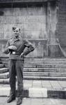 10. Een Duitse soldaat bij het monument voor de gebroeders de Wit in Dordrecht thumbnail