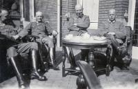 12. Duitse officieren ergens in Dordrecht thumbnail
