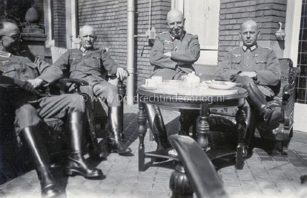12. Duitse officieren ergens in Dordrecht image