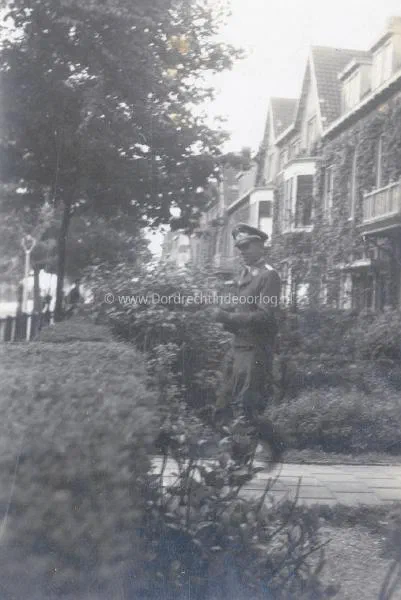 15. Duitse militair op de Krispijnse Weg in Dordrecht image
