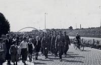 1. Duitse soldaten marcheren over de Rijksstraatweg in Dordrecht tijdens de oorlog thumbnail
