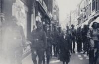 21. Duitse militairen op de Voorstraat in Dordrecht thumbnail