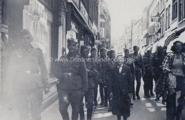 21. Duitse militairen op de Voorstraat in Dordrecht image
