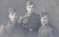 23. Groepsfoto van drie Duitse militairen thumbnail