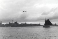35. Dornier vliegboot vliegt tijdens de tweede wereldoorlog boven Dordrecht thumbnail