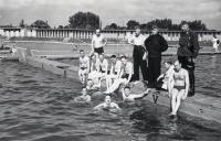 41. Duitse Luftwaffe militairen in het Wantijbad tijdens de tweede wereldoorlog in Dordrecht thumbnail