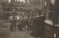 50. Duits muziekkorps bij Villa Simpang aan de Burgemeester de Raadtsingel tijdens de tweede wereldoorlog in Dordrecht thumbnail
